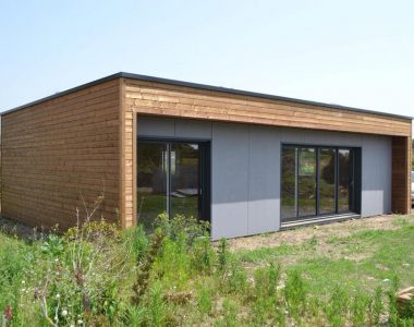 Vue de la façade principale Sud de la maison individuelle en bois